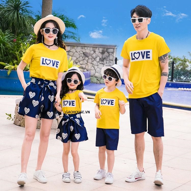 Bộ quần áo gia đình đi biển 4 người màu vàng in chữ love trước ngực 
