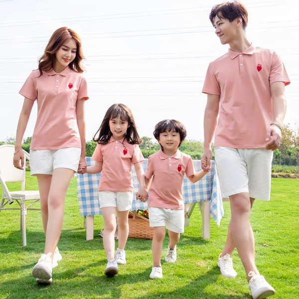 Áo đồng phục gia đình có cổ màu hồng phấn ngọt ngào