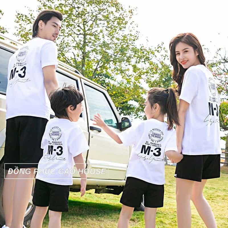 mẫu áo gia đình màu trẳng cổ tròn 4 người