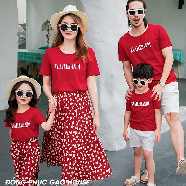 mẫu áo thun gia đình màu đỏ phối cùng chân váy
