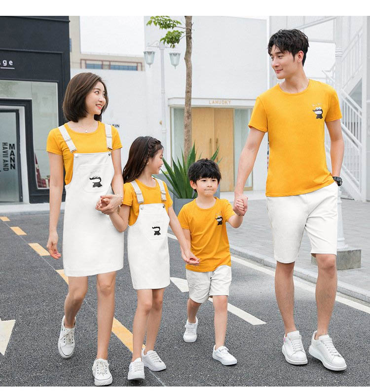 Váy yếm đồng phục màu vàng trẻ trung năng động cho gia đình