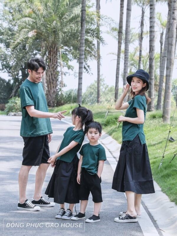 Mẫu áo gia đình giản dị màu xanh đậm tươi mát
