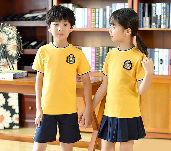 Mặc đồng phục tạo nên sự đồng bộ cho các em học sinh
