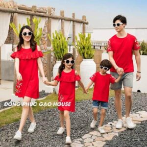 Mẫu áo váy đồng phục gia đình trễ vai màu đỏ