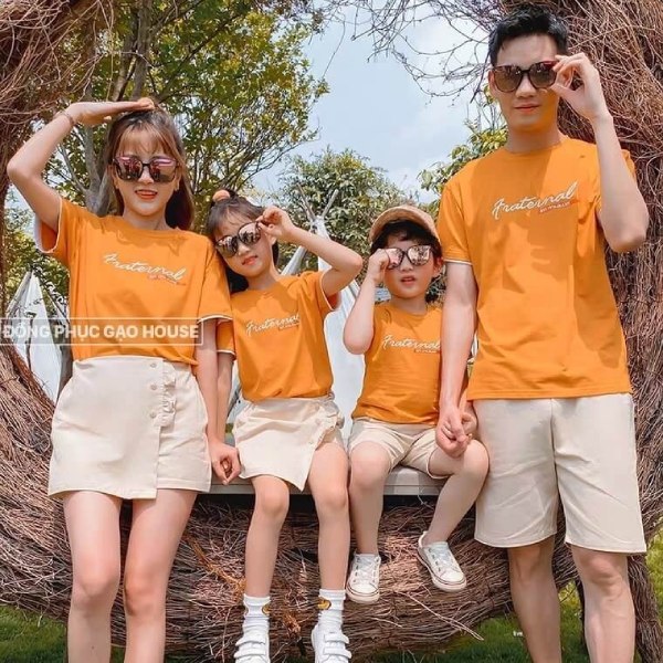 Mẫu áo gia đình màu cam tươi nổi bật kết hợp quần kaki cao cấp