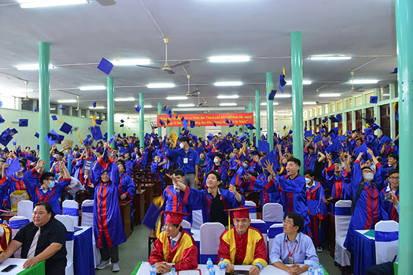đồng phục cao đẳng lý tự trọng tốt nghiệp