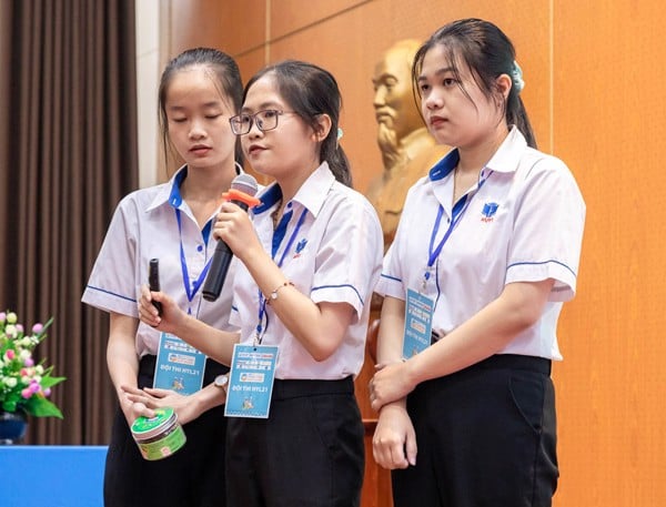 Đồng phục trường HUFI