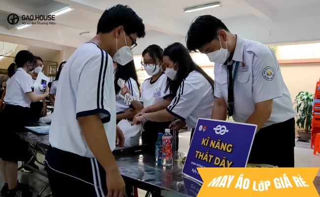 Nguyễn thị Minh Khai đồng phục