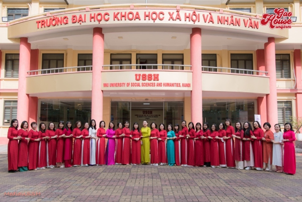 Áo dài giảng viên nữ trường Đại học Khoa học Xã hội và Nhân văn