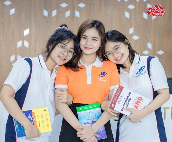 Áo polo màu cam đồng phục Đại học Mở thành phố Hồ Chí Minh