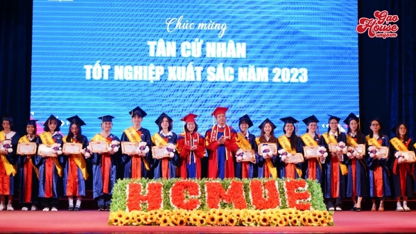 áo tốt nghiệp đại học sư phạm tphcm