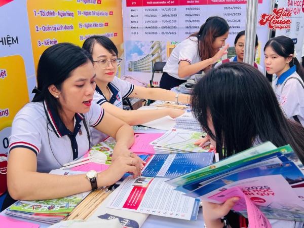 đồng phục đại học ngân hàng tp hcm