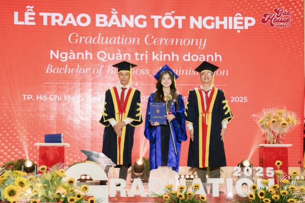 đồng phục tốt nghiệp đại học ngân hàng