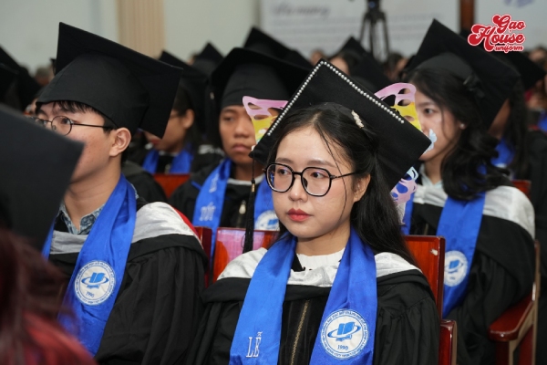 đồng phục tốt nghiệp trường đại học mở tphcm
