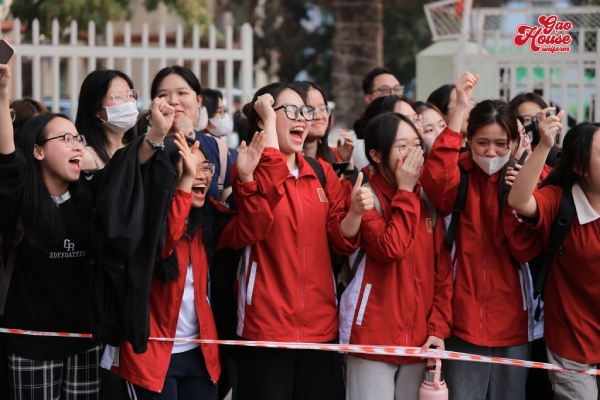 may đồng phục Đại học Hà Nội