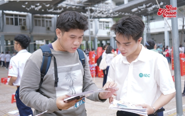 may đồng phục uth giá rẻ